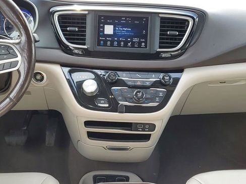 Used 2020 Chrysler Pacifica Touring-L FWD image 29