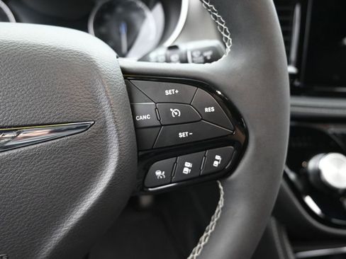 Used 2023 Chrysler Pacifica Limited w/ S Appearance Package image 32