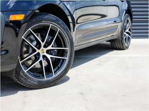 Certified 2025 Porsche Macan image 12