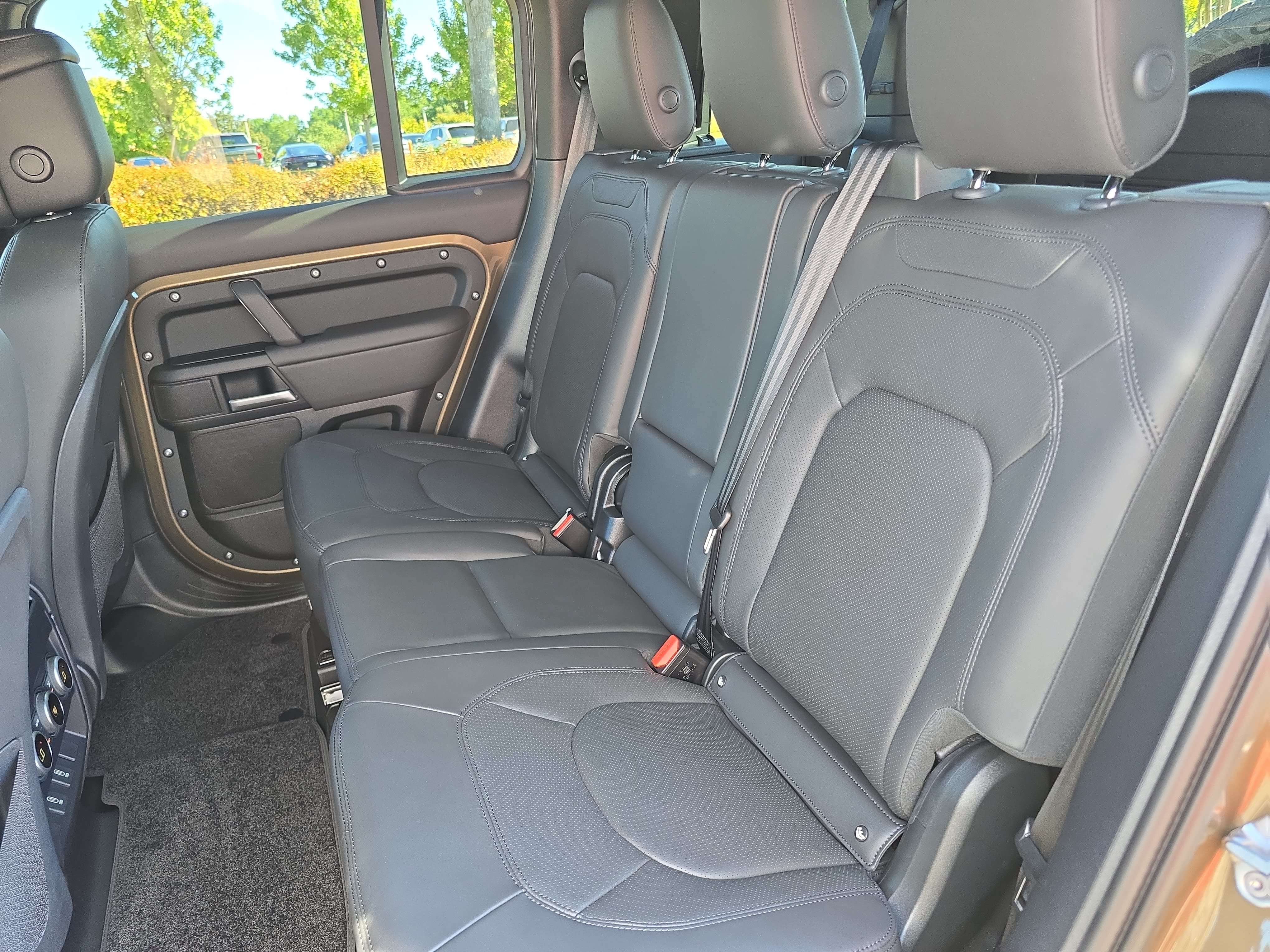 New 2026 Land Rover Defender 110 X-Dynamic SE AWD/4WD image 13