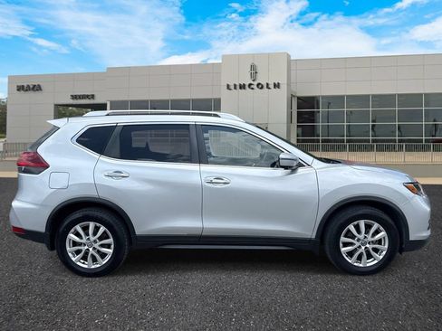 Used 2018 Nissan Rogue SV w/ Premium Package FWD image 2
