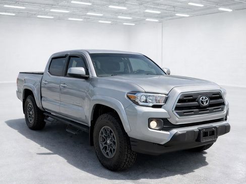 Used 2017 Toyota Tacoma SR5 w/ Tow Package image 4