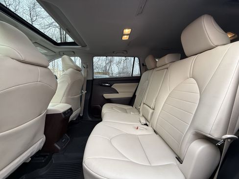 Used 2020 Toyota Highlander XLE image 31