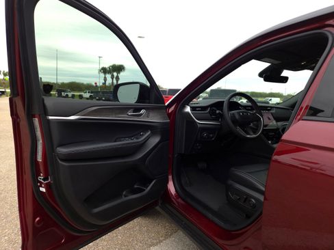 New 2025 Jeep Grand Cherokee Limited image 11