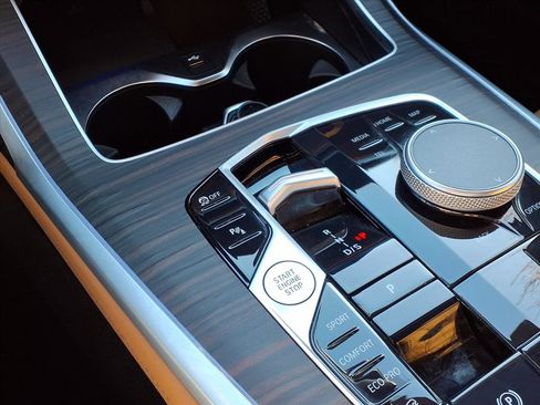 Used 2025 BMW X7 xDrive40i w/ M Sport Package image 8