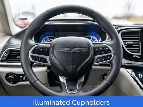 Used 2024 Chrysler Pacifica Select image 16
