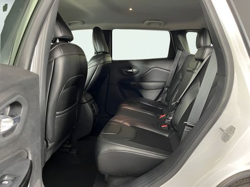 Used 2019 Jeep Cherokee Latitude Plus AWD/4WD image 12