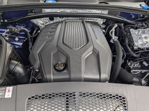Used 2025 Porsche Macan AWD/4WD image 30
