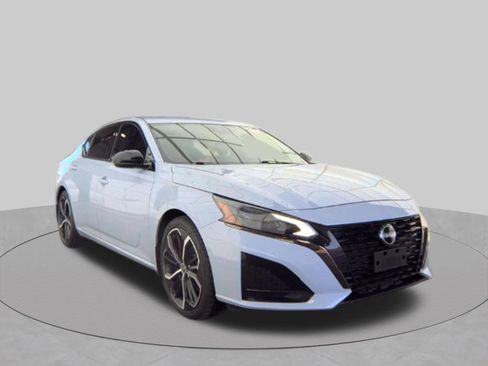 Used 2023 Nissan Altima 2.5 SR w/ SR Premium Package FWD image 3