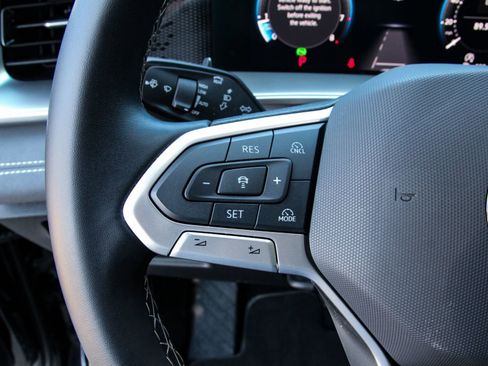 Certified 2025 Volkswagen Tiguan SE FWD image 18