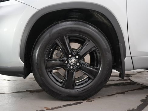 Used 2023 Toyota Highlander L AWD/4WD image 30