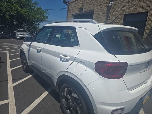 Used 2025 Hyundai Venue FWD image 6