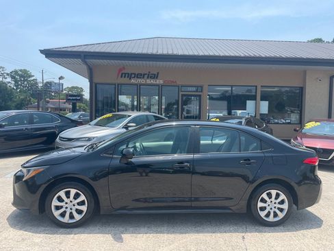 Used 2022 Toyota Corolla LE FWD image 2