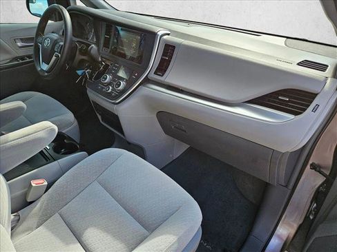 Used 2017 Toyota Sienna LE image 23