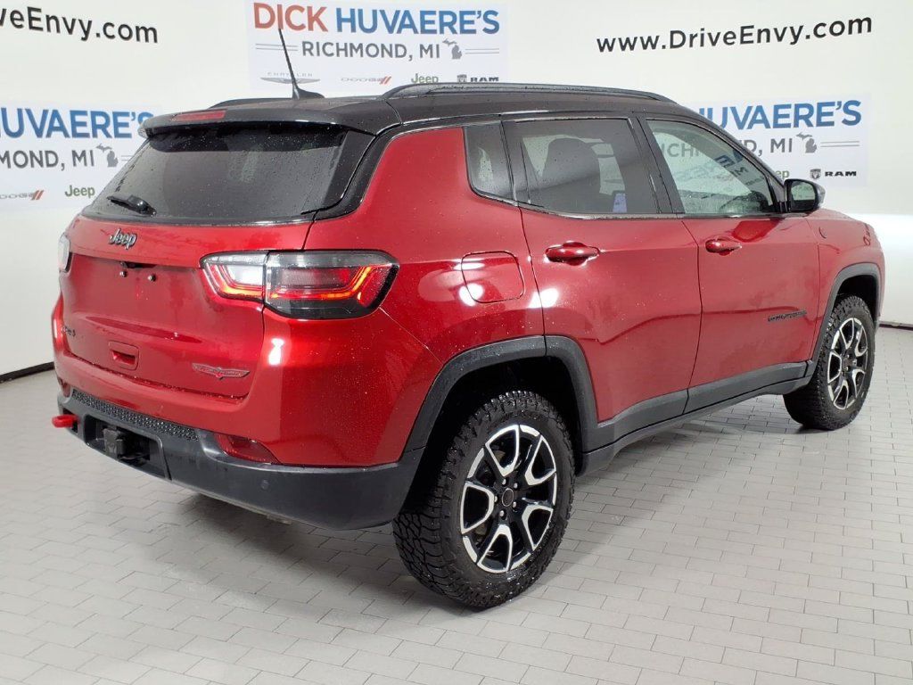Used 2025 Jeep Compass Trailhawk w/ Trailhawk Elite Group AWD/4WD image 4