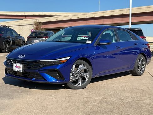 Used 2025 Hyundai Elantra SEL image 2