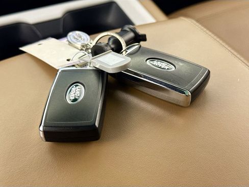 Used 2025 Land Rover Defender 110 X-Dynamic SE image 17