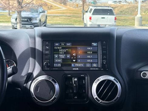 Used 2015 Jeep Wrangler Unlimited Rubicon image 17