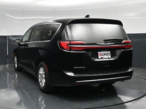 Used 2024 Chrysler Pacifica Touring-L FWD image 8