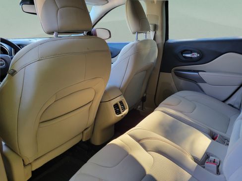 Used 2021 Jeep Cherokee Latitude FWD image 5