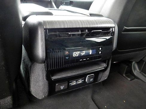 Used 2023 Jeep Wagoneer L Series II image 13