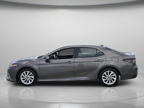 Used 2022 Toyota Camry LE FWD image 3