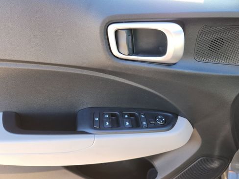 Used 2025 Hyundai Venue SEL FWD image 15