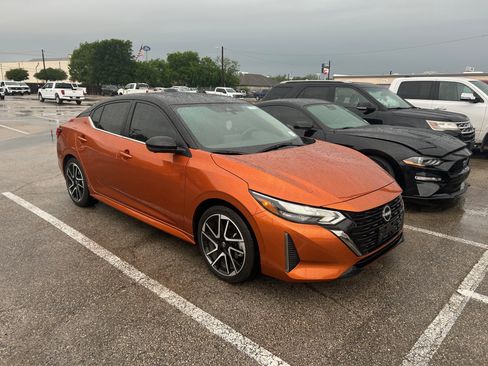 Used 2025 Nissan Sentra SR w/ SR Premium Package image 7