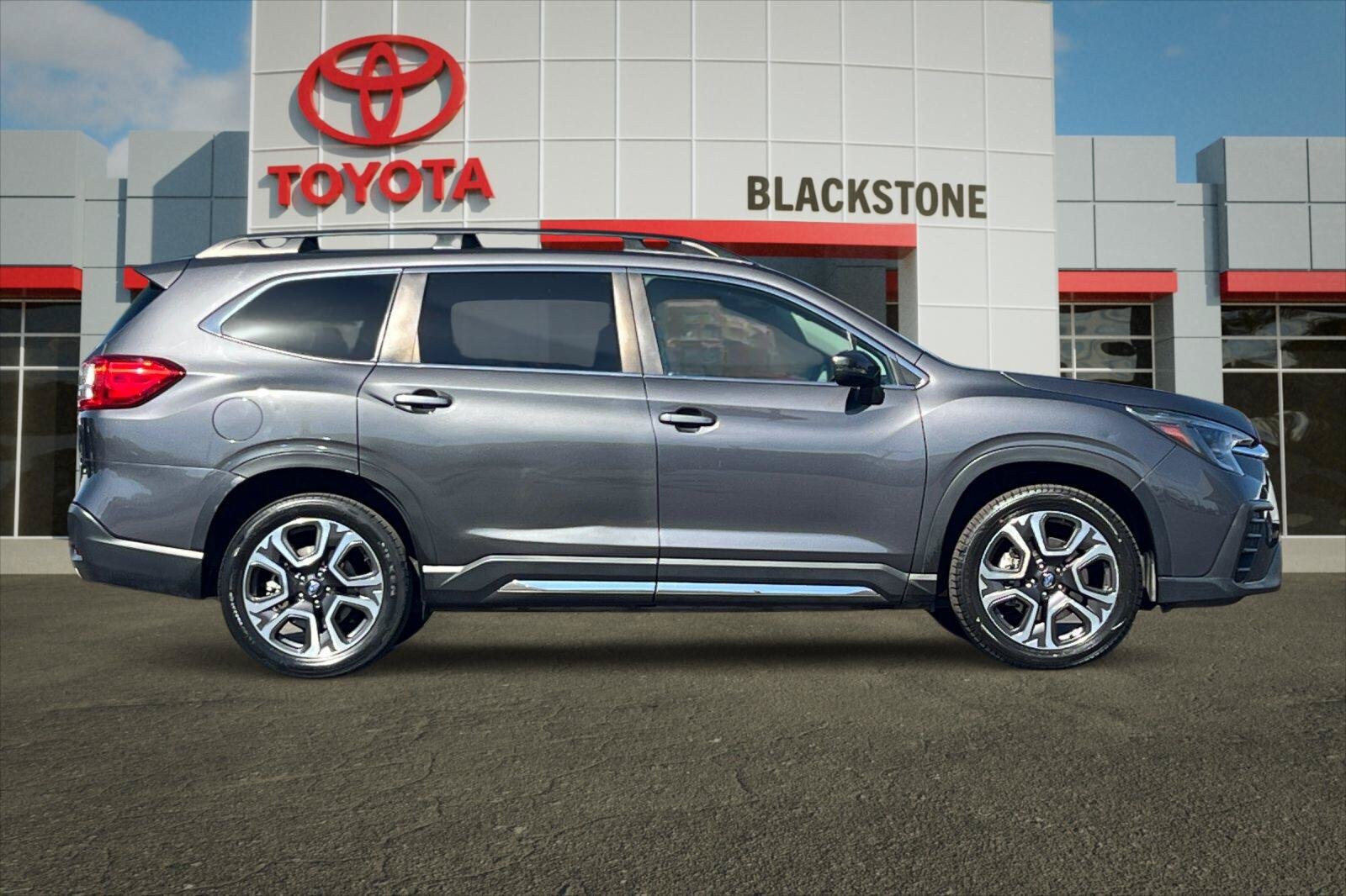 Used 2023 Subaru Ascent Limited AWD/4WD image 2