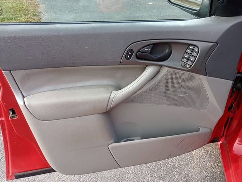 Used 2005 Ford Focus ZX4 image 11