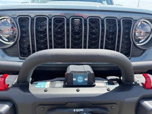 Used 2024 Jeep Gladiator Rubicon w/ Technology Group AWD/4WD image 7