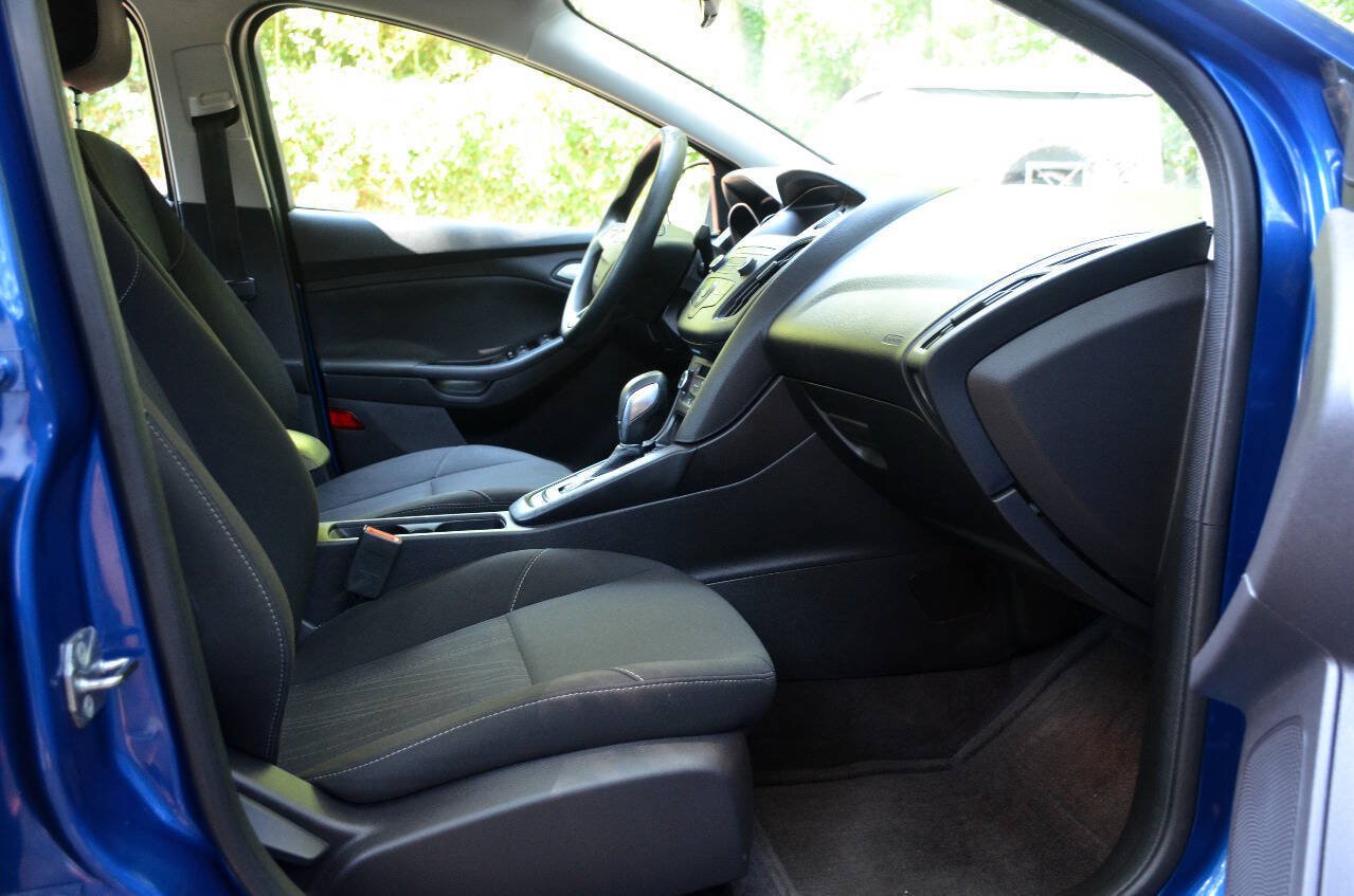 Used 2018 Ford Focus SE w/ SE Appearance Package FWD image 12