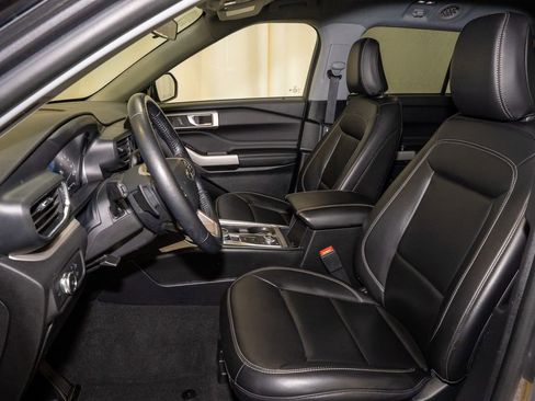 Used 2021 Ford Explorer XLT w/ Equipment Group 202A image 12