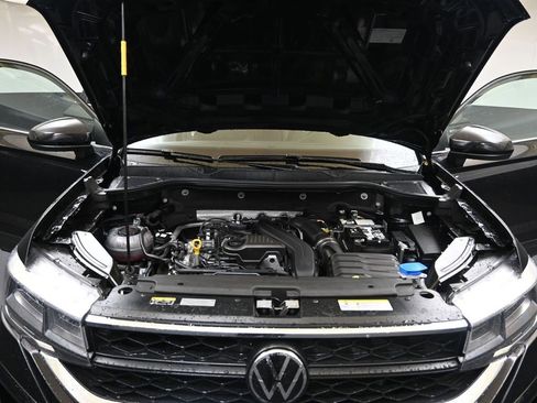 Certified 2024 Volkswagen Taos SE image 9