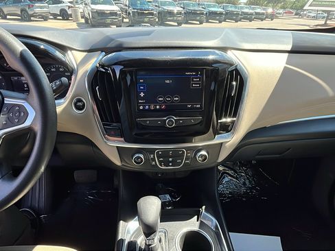 Used 2022 Chevrolet Traverse LS FWD image 19