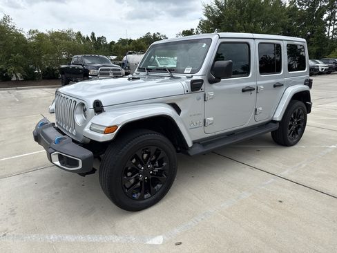 Used 2023 Jeep Wrangler Unlimited Sahara w/ Cold Weather Group AWD/4WD image 4