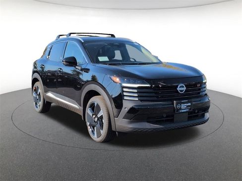 New 2026 Nissan Kicks SR w/ Cold Weather Package image 3