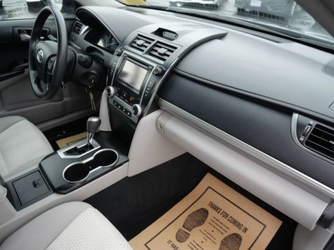 Used 2012 Toyota Camry LE image 28