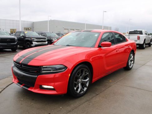 Used 2015 Dodge Charger SXT image 3