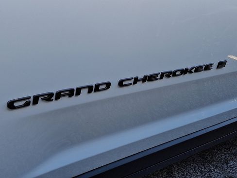 New 2025 Jeep Grand Cherokee Limited image 5