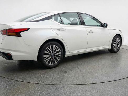 Used 2025 Nissan Altima 2.5 SV FWD image 9