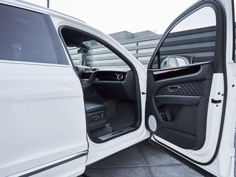 Used 2022 Bentley Bentayga image 21