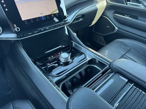 Used 2024 Jeep Wagoneer L Base image 35