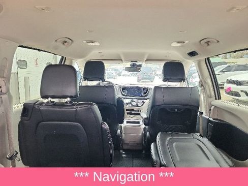 Used 2023 Chrysler Pacifica Touring-L FWD image 12