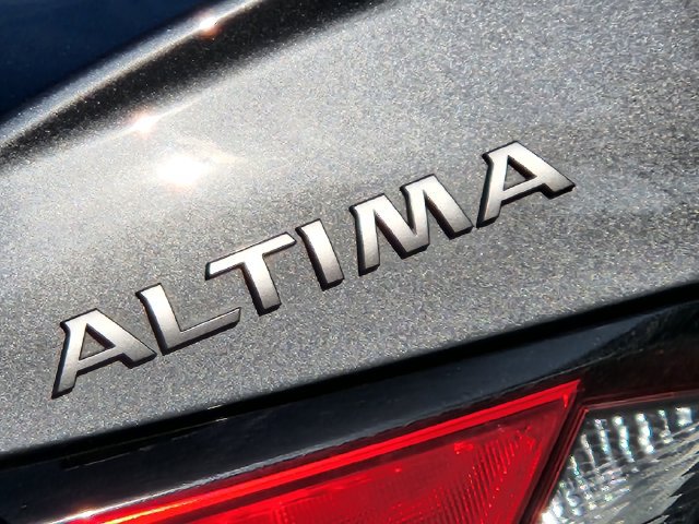 Used 2025 Nissan Altima 2.5 SV FWD image 12