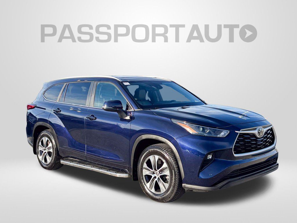 Used 2023 Toyota Highlander XLE AWD/4WD image 12