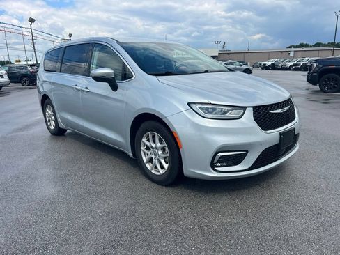 Used 2023 Chrysler Pacifica Touring-L FWD image 4