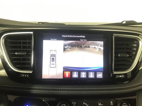 Used 2023 Chrysler Pacifica Limited w/ Uconnect Theater Family Group FWD image 35