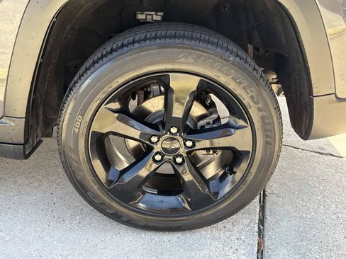 Used 2024 Jeep Grand Cherokee Altitude RWD image 4