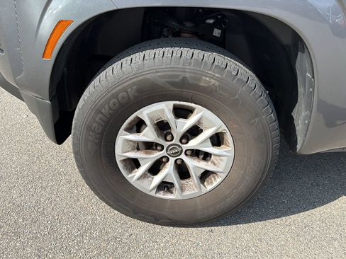 Used 2024 Nissan Frontier SV image 18